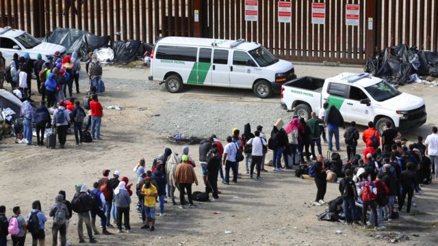 Cientos de migrantes aguardan el paso en la frontera con San Diego.