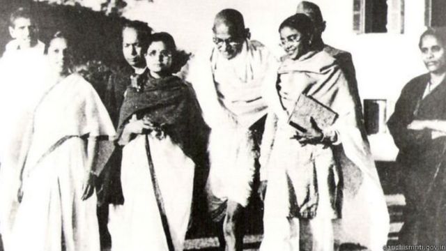 आभा और मनु के साथ महात्मा गांधी