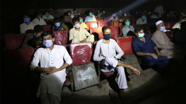 লকডাউনের মধ্যে পেশাওয়ারে চলছে সিনেমা হল।