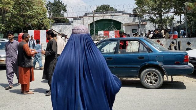 People gather outside the Pakistani embassy, to obtain a visa. after Taliban took over in Kabul, Afghanistan, 22 August 2021.