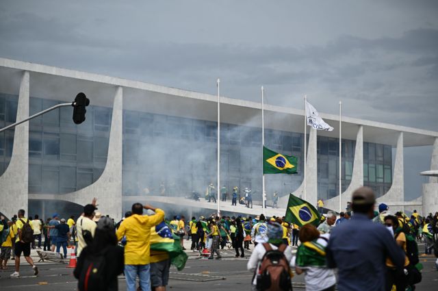 Bolsonarists during the attack last Sunday.