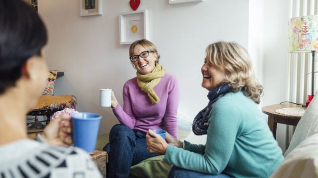 Mulheres conversando e rindo