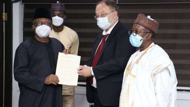 Russia Covid-19 vaccine: Nigeria wan torchlight 'Sputnik V' vaccine wey  President Puttin approve to treat coronavirus - BBC News Pidgin