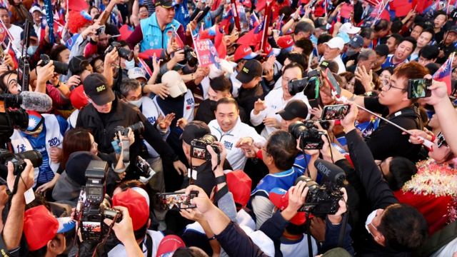 1月7日，国民党总统候选人侯友宜在高雄市被支持者簇拥着