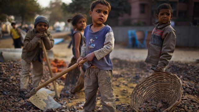 Niños trabajando en India.