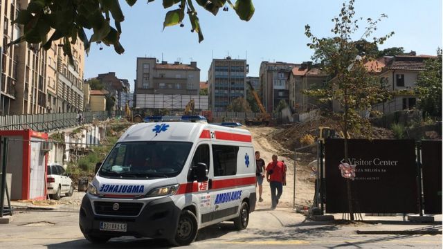 kola hitne pomoći odlaze sa gradilišta