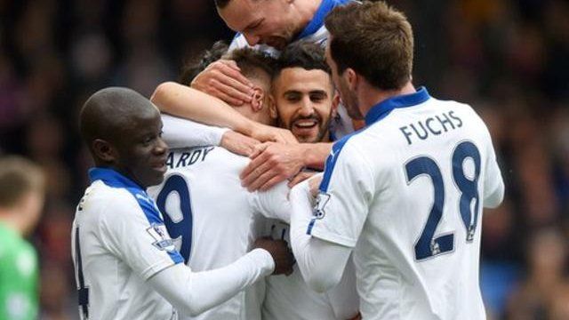 Abakinyi ba Leicester bariko barigina igitsindo ca Riyad Mahrez mu rukino rwabahuje na Crystal Palace ku wa gatandatu uheze