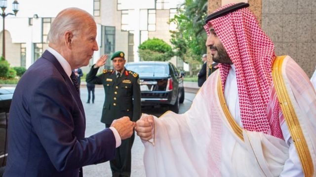 ضربة القبضة بين الرئيس بايدن وولي العهد السعودي