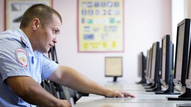 Сотрудник полиции за компьютером