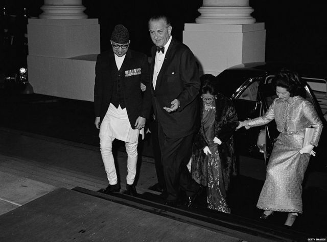 राजा महेन्द्र र रानी रत्न राज्यलक्ष्मी देवीलाई ह्वाइटहाउसमा स्वागत गर्दै राष्ट्रपति जोनसन र उनकी पत्नी