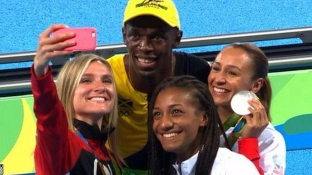 Usain Bolt abaye umunonotsi wa mbere atwaye umudari w'inzahabu mu kwiruka imetero ijana incuro zitatu yikurikiranya