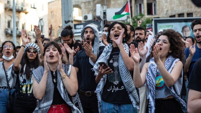 مواطنون فلسطينيون في إسرائيل يتظاهرون في حيفا، إسرائيل، للاحتفال بإضراب عام على مستوى البلاد، في 18 مايو/أيار 2021