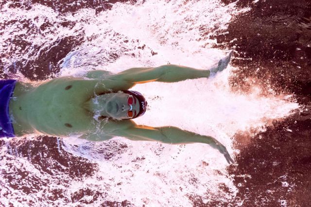 Michael Phelps duramte a semifinal dos 100m de borboleta