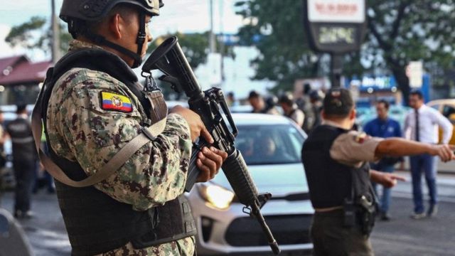 Impedir Kent tubo La polémica por el permiso para portar armas en Ecuador: “Significa volver  casi a la ley del talión y al lejano oeste americano” - BBC News Mundo