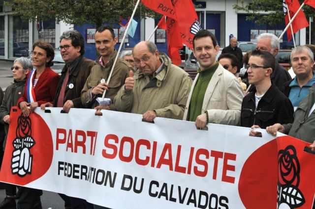 Seguidores del Partido Socialista en la tradicional marcha del 1 de mayo en Francia, en 2009