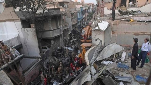 L'avion de la compagnie Pakistan International Airlines s'est écrasé sur un quartier de Karachi.