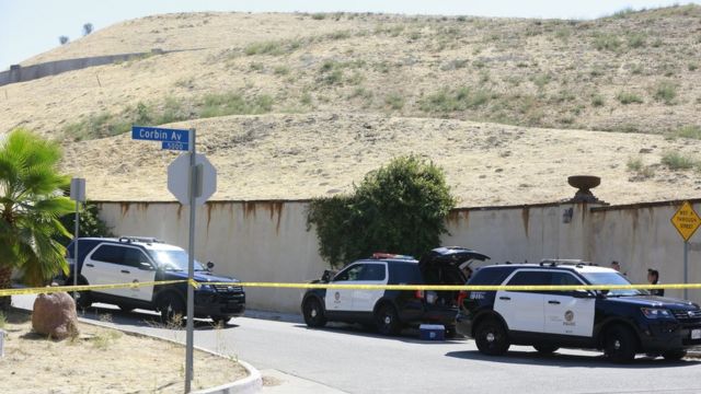 Vehículos de la policía cerca de la casa de Chris Brown