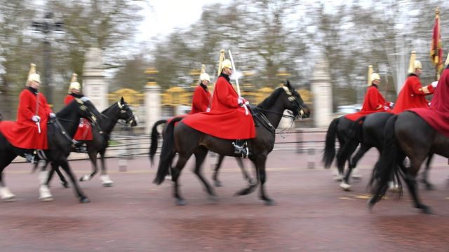 Guardas reais britânicos montados em cavalos