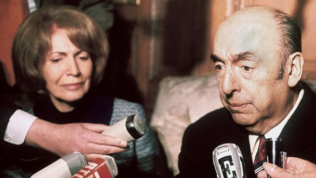 Neruda and his wife, Matilde Urrutia, at a press conference in Paris in 1971.