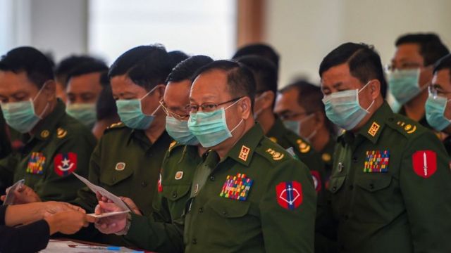 ပထမဆုံးမဲစခွဲတဲ့နေ့မှာပဲ တပ်မတော်ရဲ့ အခန်းကဏ္ဍကို လျှော့ချတဲ့ပုဒ်မတွေ ပြင်ဆင်ဖို့ ရှုံးနိမ့်ခဲ့ပါတယ်