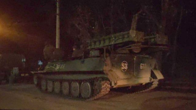 Tanque en la noche