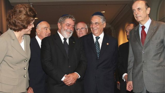 Lula e FHC (ao centro), acompanhados de Dilma Rousseff e José Serra, participaram de cerimônia em homenagem às vítimas do holocausto, em 2009