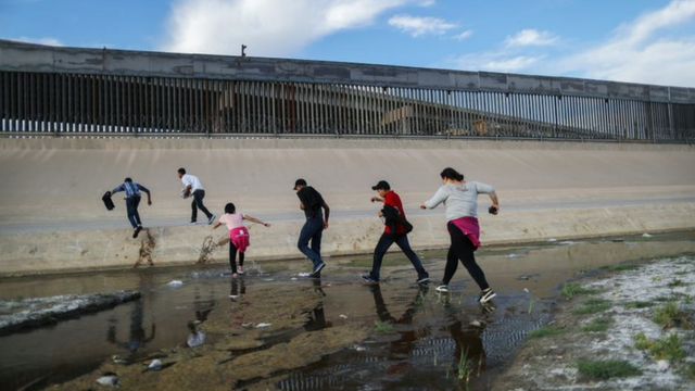 Migrantes tratando de cruzar a EE.UU. desde México