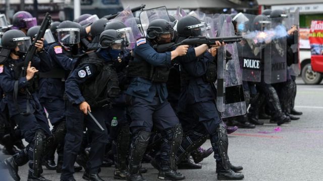 ปฏิบัติการสลายการชุมนุมกลุ่ม "ทะลุฟ้า" ที่อนุสาวรีย์ชัยฯ