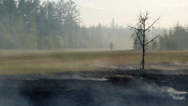 Um incêndio florestal no centro de Yakutia, na Rússia