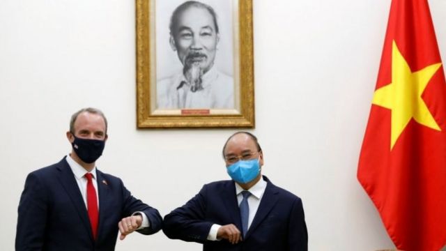 British Foreign Minister Dominic Raab and Vietnamese Prime Minister Nguyen Xuan Phuc in Hanoi on September 30.