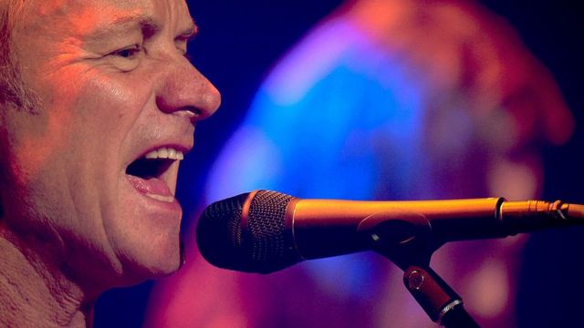 Sting cantando.