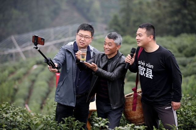 Poverty alleviation officials in Shexian County, Anhui Province used live broadcasts to help tea farmers.