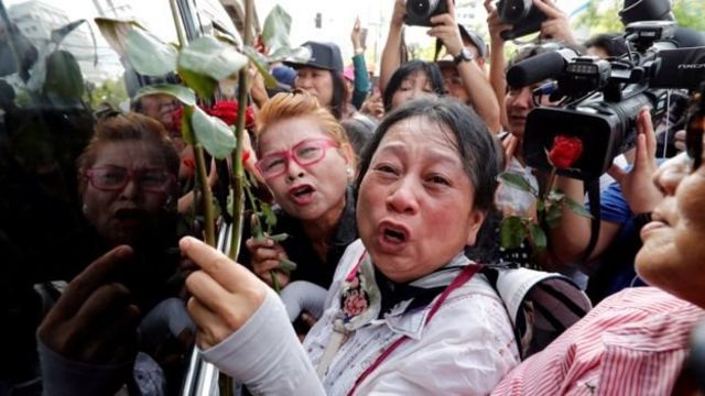 Hundreds of Ms Yingluck's supporters had gathered outside the court