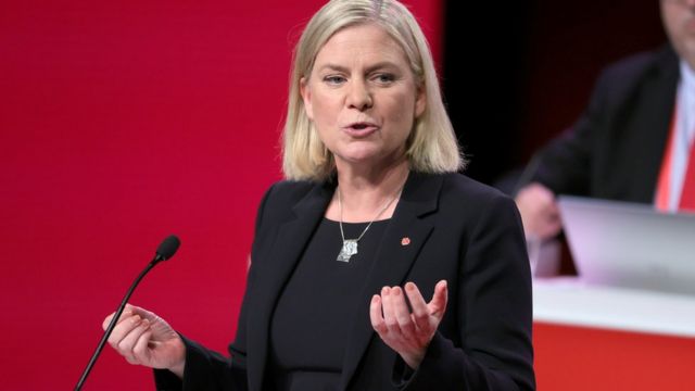 İsveç'te ülkenin ilk kadın başbakanı olarak seçilen Magdalena Andersson saatler sonra görevini bıraktı - BBC News Türkçe