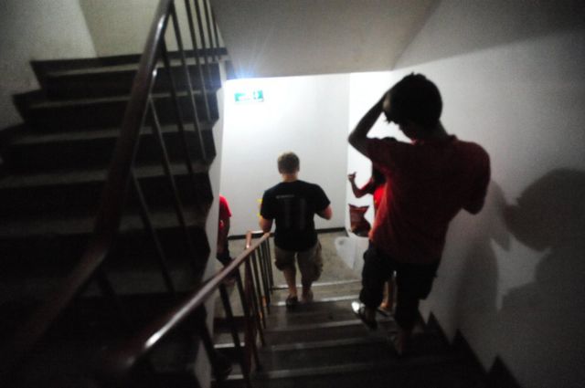 Jovens descem a escada de hotel na Coreia do Norte
