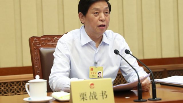 栗戰書是中共中央政治局常委,也是中國全國人大委會長。