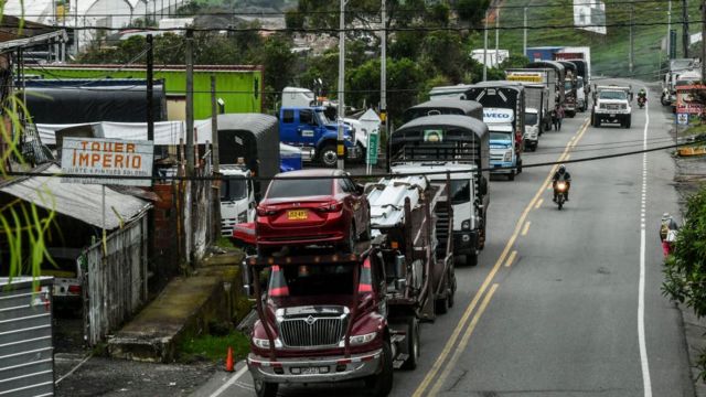Vehículos detenidos el pasado 6 de mayo en una vía en Yarumal, departamento de Antioquía.