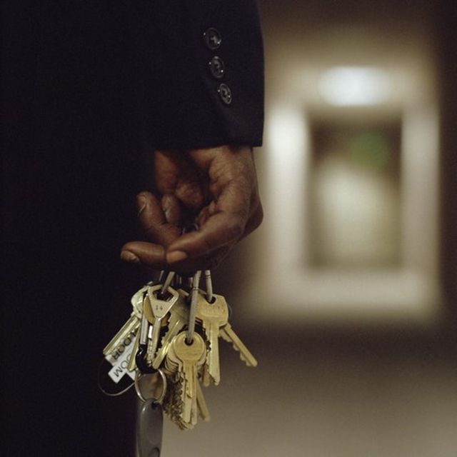 Un guardia con llaves frente a una puerta