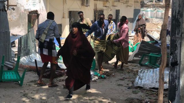 Watu wakiwa wamembeba aliyeathiriwa na mashambulizi