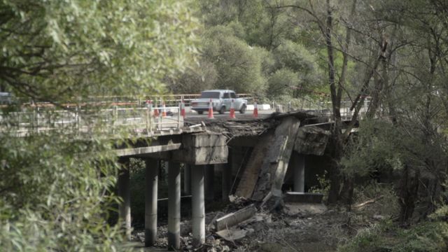 Puente en Lachin dañado por los bombardeos