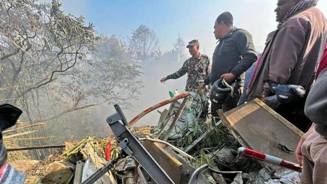 Los rescatistas se reúnen en el lugar del accidente aéreo en Pokhara.