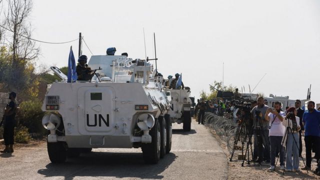 مركبات الأمم المتحدة عند نقطة الحدود.