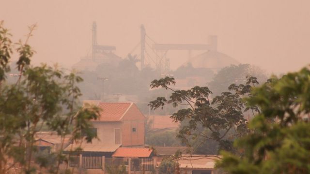 Cidade de Sorriso com o céu completamente laranja
