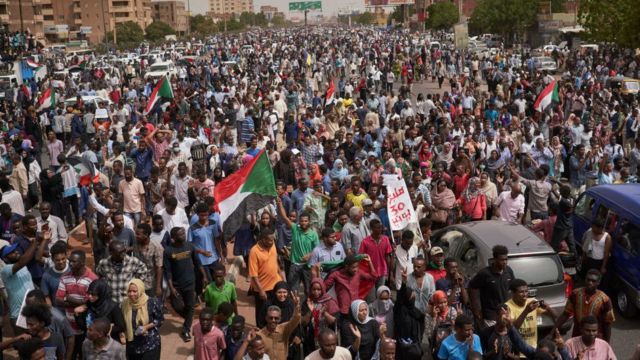متظاهرون يخرجون في مسيرات واسعة مناهضة للحكم العسكري في السودان