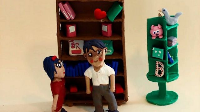 Animación de dos estudiantes delante de un librero