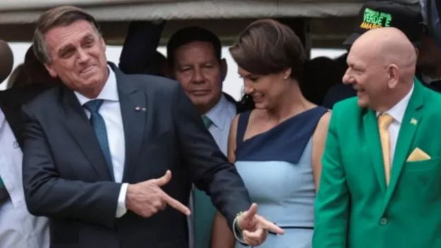 Com desfile militar, Bolsonaro só mostrou a potência do meme