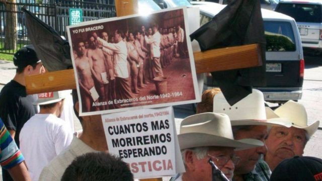 Los exbraceros mexicanos reclaman pagos retenidos por el gobierno de México.