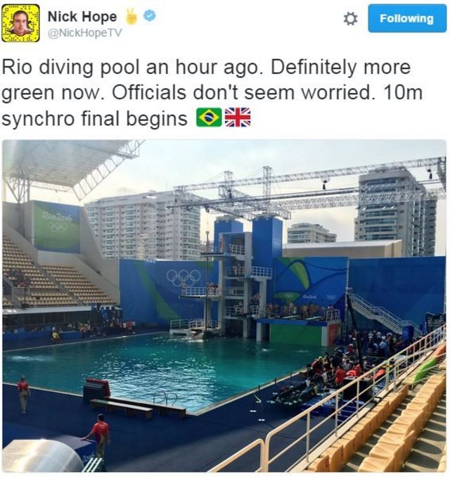 「プールの水は1時間前に比べて明らかに緑色になったけど、主催者は心配していない様子」と書かれたツイート