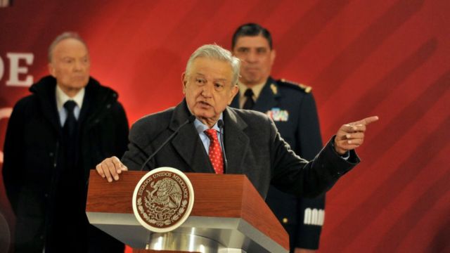 López Obrador en un atril.