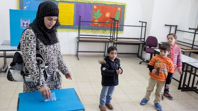 Israeli Arab woman votes in election (17/03/15)